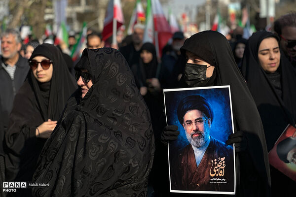 مراسم بیعت با سومین رهبر انقلاب در تهران - 1