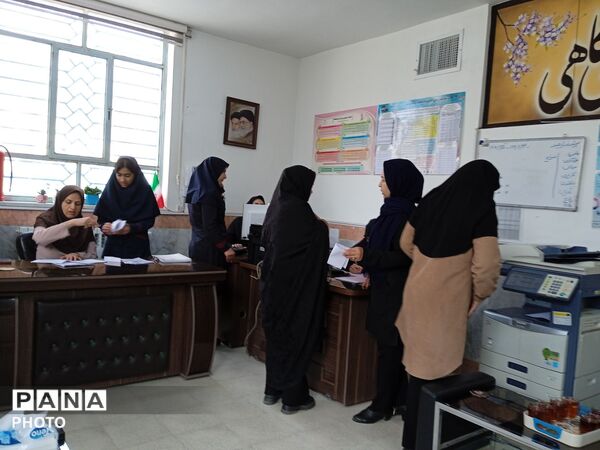 اعلام نتایج امتحانات نوبت اول دبیرستان عزت طلایی به والدین دانش آموزان 