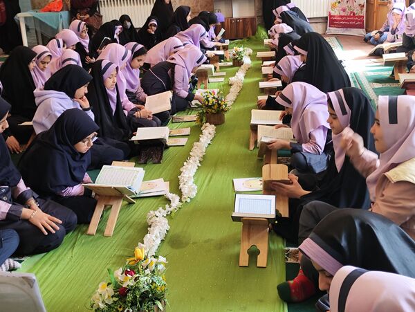 مراسم روز بزرگداشت شهدا در دبستان دخترانه شاهد تحقیقی ناحیه ۶