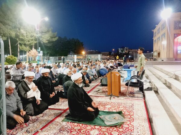 برپایی نماز جماعت در آرامگاه شهید مدرس 