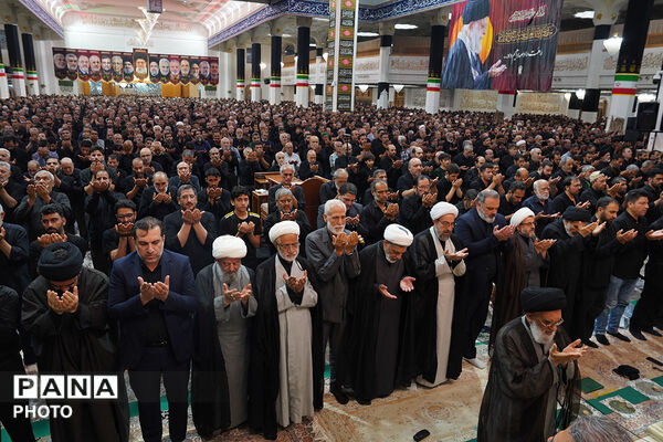 حضور باشکوه عزاداران عاشورایی در نماز جماعت ظهر