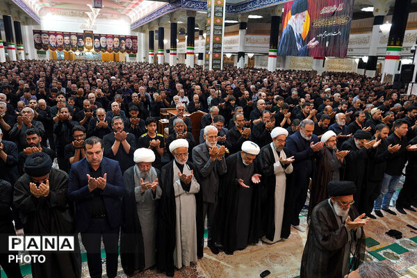 حضور باشکوه عزاداران عاشورایی در نماز جماعت ظهر