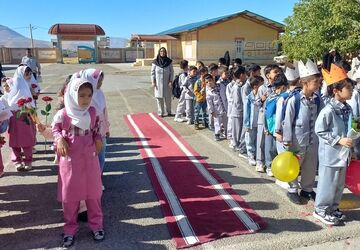 جشن شکوفه‌ها در سلسله؛ آغاز سال تحصیلی با حضور پرشور دانش‌آموزان