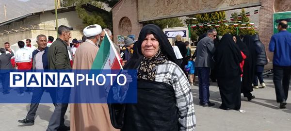 جلوه‌ای از همراهی اقشار مختلف مردم در راهپیمایی سالروز انقلاب بختگان