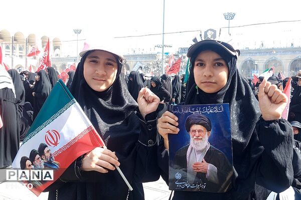 با مشت گره کرده برخاستیم....