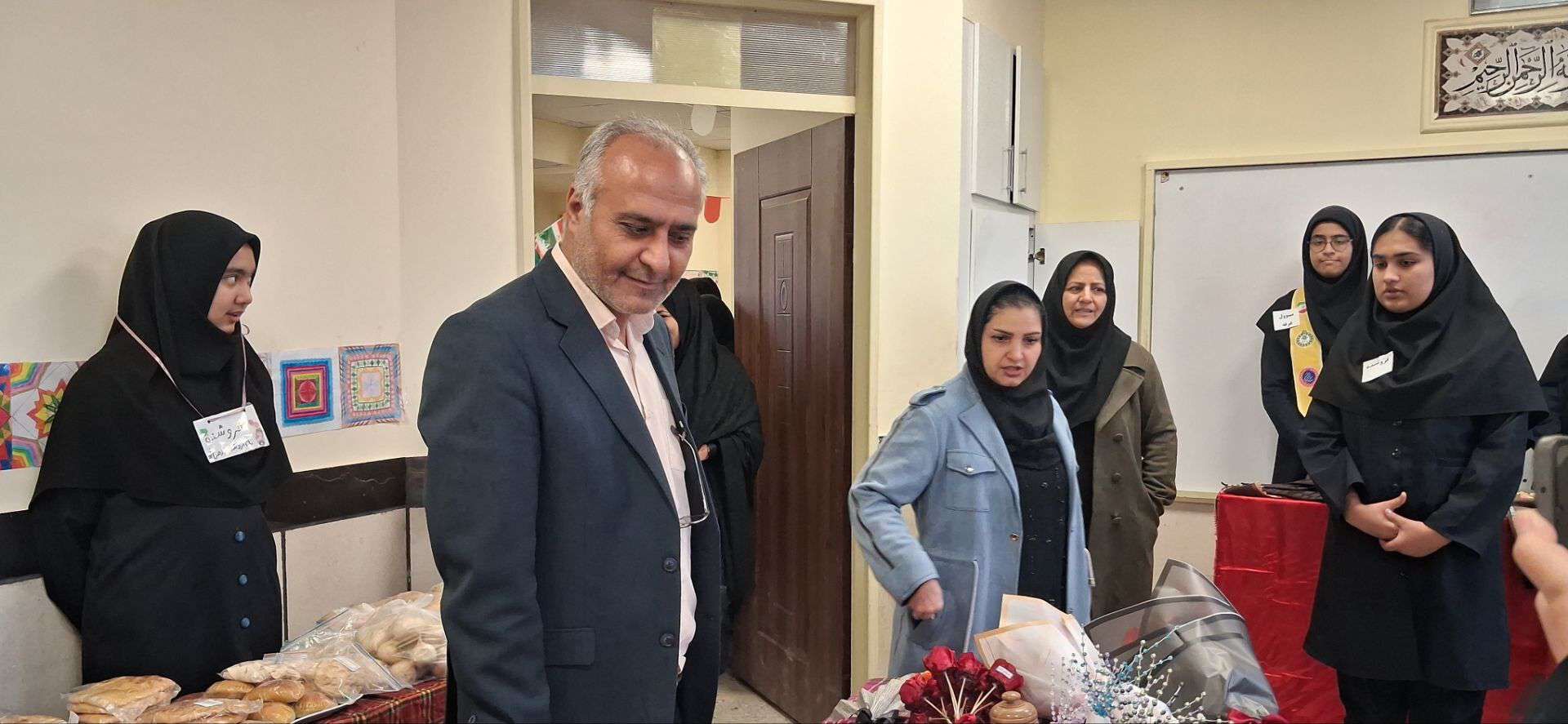 بازدید معاون آموزشی آموزش و پرورش خلیل آباد از بازارچه کار آفرینی جوانه های انقلاب