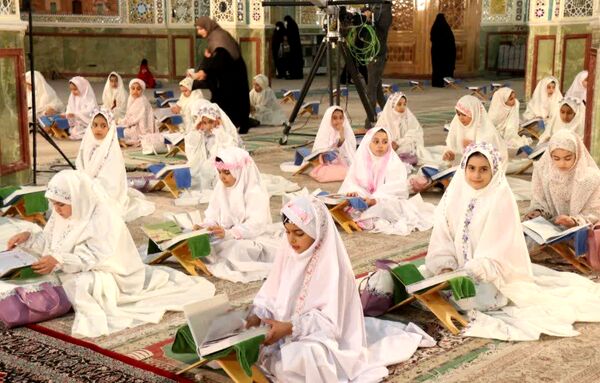اجتماع روزه اولی‌ها با حضور پرشور دانش‌آموزان دختر در آستان مقدس حضرت محمد هلال بن علی (ع) 