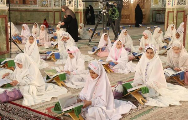 اجتماع روزه اولی‌ها با حضور پرشور دانش‌آموزان دختر در آستان مقدس حضرت محمد هلال بن علی (ع) 