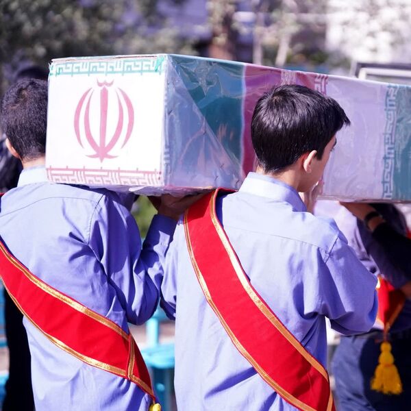 تشییع پیکر شهید تازه تفحص شده در دبیرستان پسرانه شیخ صدوق و اداره آموزش و پرورش ناحیه یک اصفهان 