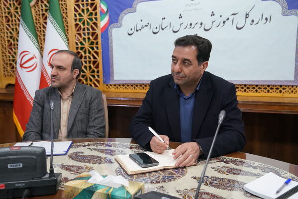 نشست مدیرکل آموزش و‌ پرورش استان اصفهان با نمایندگان شورای دانش‌آموزی و مجلس دانش‌آموزی استان 