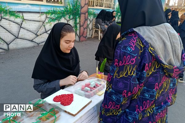 رنگِ خلاقیت در مدرسه رستمرودی پیچید؛ برگزاری بازارچه خوارزمی