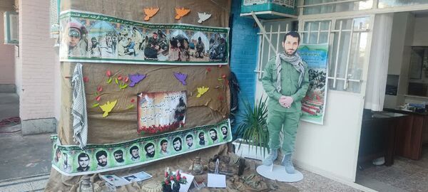 عطرافشانی گلزار شهدا توسط دانش‌آموزان مشهدی