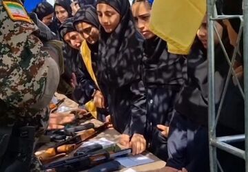بازدید دانش‌آموزان شهر آوه از نمایشگاه تجهیزات نظامی 