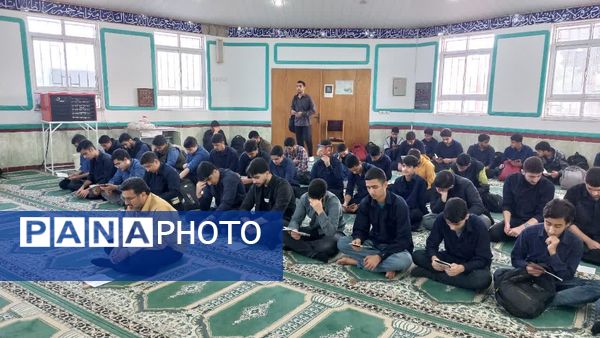 برگزاری نماز جماعت و زیارت عاشورا در دبیرستان شاهد
