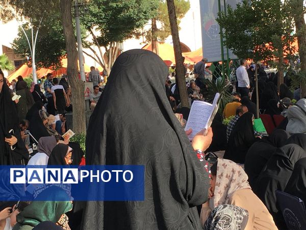 برپایی مراسم دعای عرفه در گلستان شهدای اصفهان