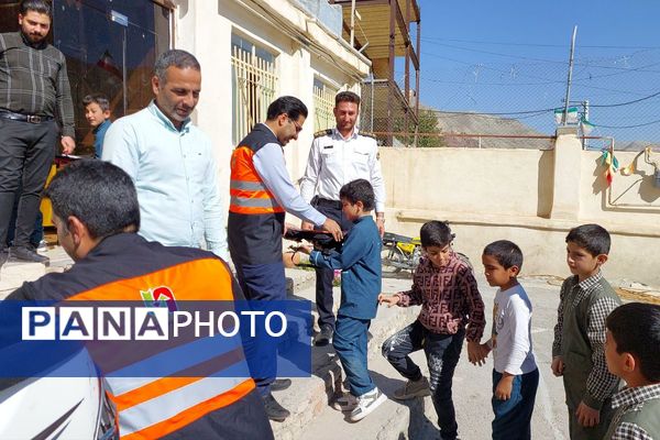 هدایای فرهنگی هفته پدافند غیرعامل به مدارس روستایی فیروزکوه رسید