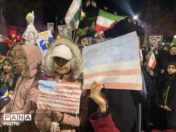  حضور مردم باخرز در آیین دشمن‌سوزی چهارشنبه‌سوری آخر سال