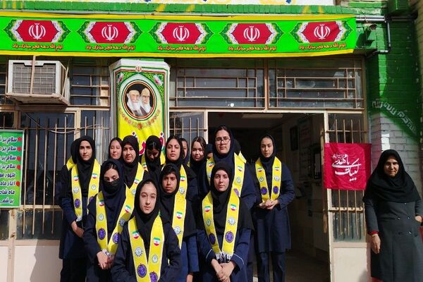 گلبانگ زنگ چهل و هفتمین پیروزی انقلاب اسلامی در مدرسه شهید مجید دهنوی 