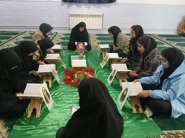 محفل انس با قرآن در دبیرستان دخترانه فاطمیه 