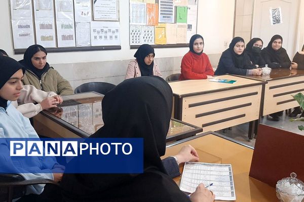 جلسه مدیر با دانش آموزان منتخب پژوهشسرا در دبیرستان شهدای هسته ای قرچک