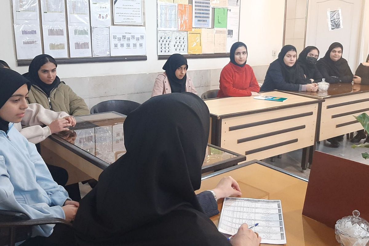 جلسه مدیر با دانش آموزان منتخب پژوهشسرا در دبیرستان شهدای هسته ای قرچک