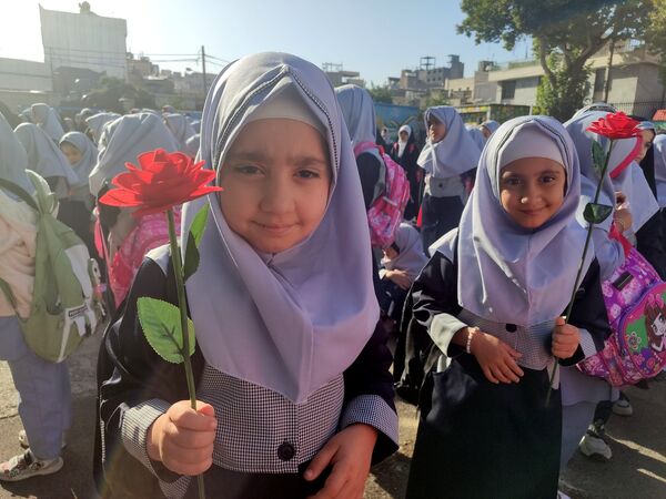 آیین نواختن زنگ مهر، ایثار و شهادت در دبستان شاهد حاج تقی آقا بزرگ ناحیه یک مشهد 