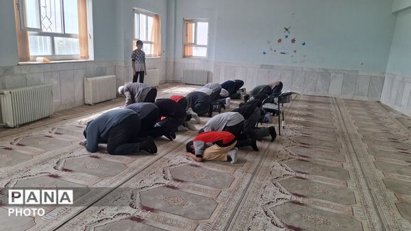برگزاری‌ نماز‌جماعت در دبیرستان‌ ۲۲‌بهمن‌ چلیچه