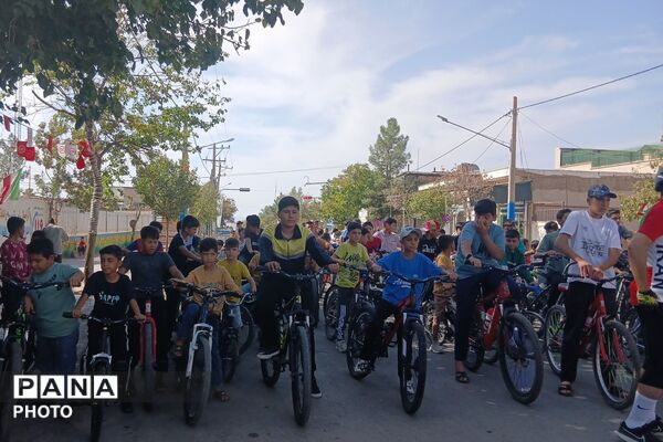 رکاب‌زنی دوچرخه سواران همزمان با گرامیداشت هفته نیروی انتظامی و روز جهانی کودک