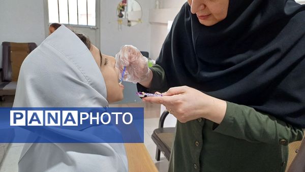 اجرای طرح وارنیش فلوراید در دبستان لطیفه 