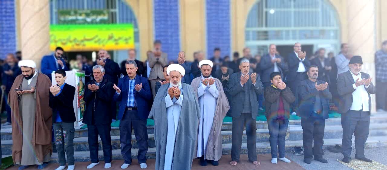 اقامه‌ نماز‌ عیدفطر در شهر وردنجان