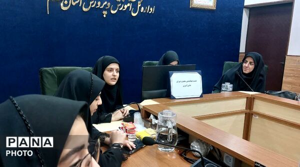 نشست هم‌اندیشی مجمع و شورای دانش‌آموزی دختران استان قم 