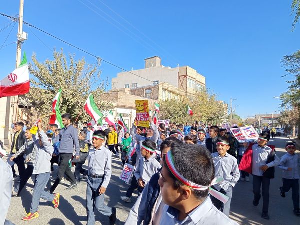 قدم‌های کوچک، ایمان‌های بزرگ؛ حضور باشکوه دانش‌آموزان دبستان برادران ابراهیمی‌نیا در ۱۳ آبان
