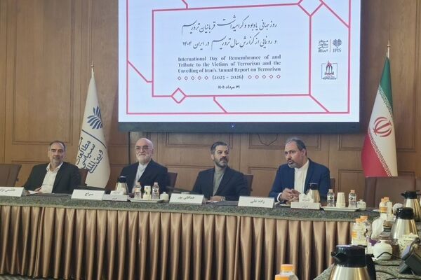 آیین گرامی‌داشت قربانیان تروریسم با حضور خانواده دانش‌آموزان میناب برگزار شد