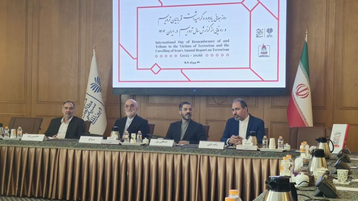 آیین گرامی‌داشت قربانیان تروریسم با حضور خانواده دانش‌آموزان میناب برگزار شد