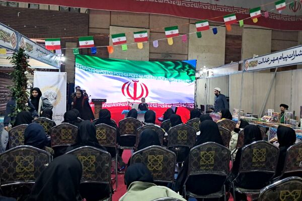 حضور دانش‌آموزان مدرسه طلیعه در نمایشگاه قرآن و عترت مجموعه ورزشی ایثار