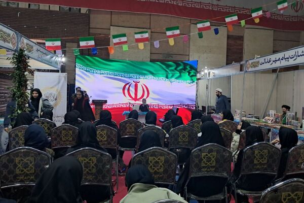 حضور دانش‌آموزان مدرسه طلیعه در نمایشگاه قرآن و عترت مجموعه ورزشی ایثار