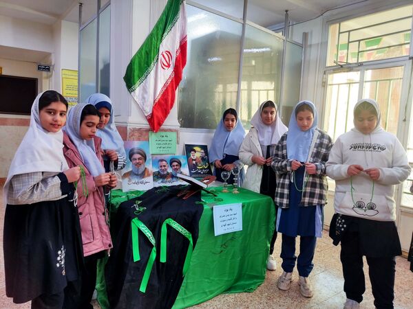 برپایی ایستگاه صلواتی در مدرسه شهید آقچه لو به مناسبت تشییع پیکر سید حسن نصرالله