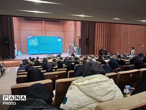 تجلیل از برگزیدگان استانی پژوهش سراها