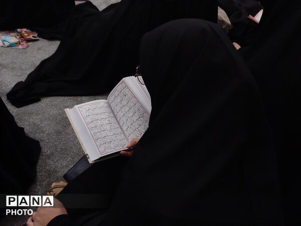 شبی که ماه دو نیم شد