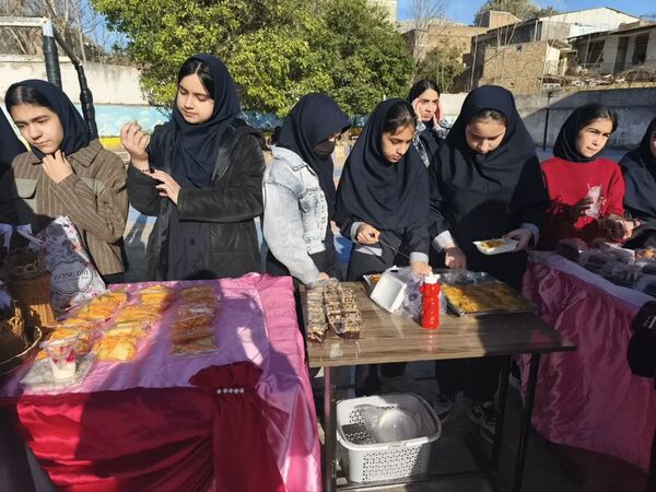 بازارچه کارآفرینی در دبیرستان شاهد ریحانه
