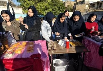 بازارچه کارآفرینی در دبیرستان شاهد ریحانه