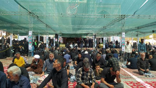 اقامه نماز ظهر اربعین در کاشمر