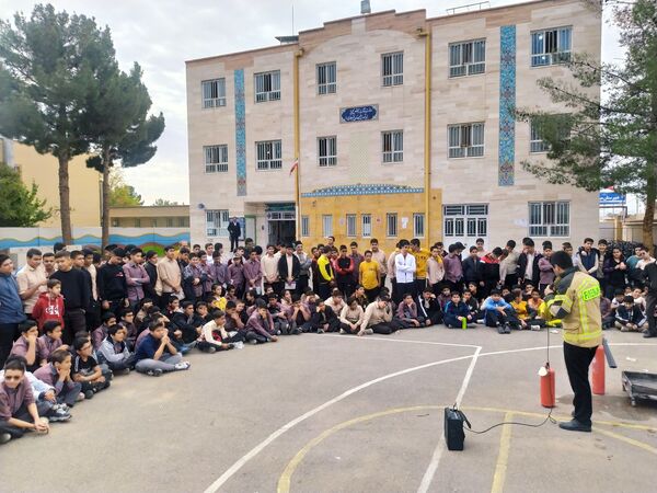 حضور آتش‌نشانان در دبیرستان میثاق کاشمر