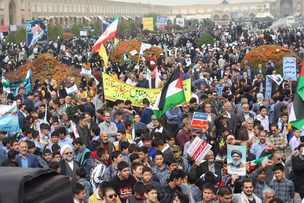 حضور پرشور مردم اصفهان در راهپیمایی روز 13 آبان