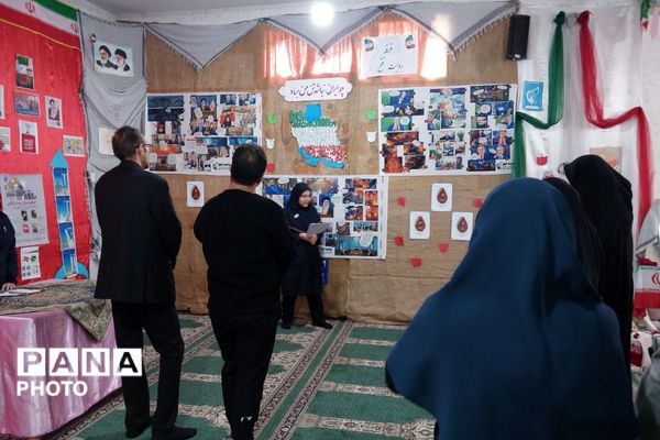 نمایشگاه مدرسه انقلاب در دبیرستان جوادالائمه بهارستان‌دو