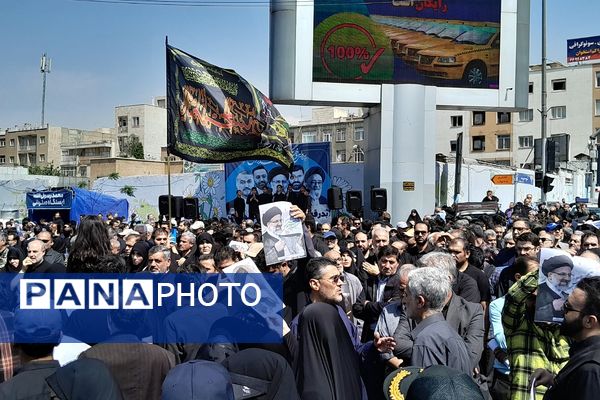 حضور میلیونی مردم تهران برای بدرقه شهید جمهور و یاران