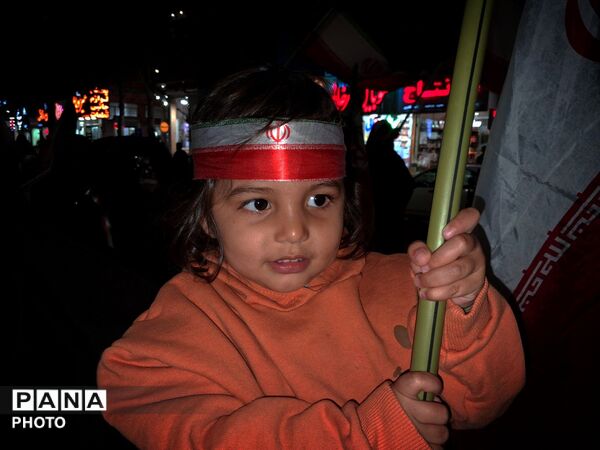 کودکان و جوانان انقلابی کاشمر در میدان خیابان