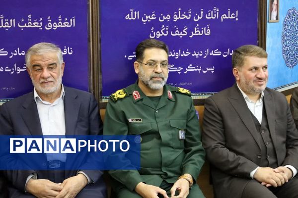 ضیافت افطاری جمعی از دانش‌آموزان با امام جمعه یزد 