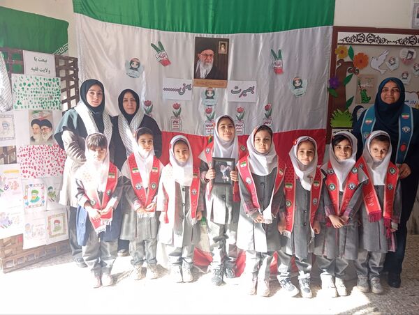 گرامیداشت حماسه ۹ دی ماه در دبستان دخترانه نرجس یک 