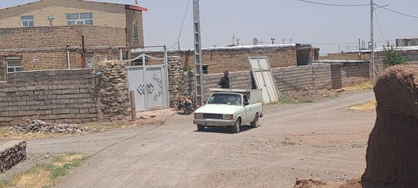 پخش نذری ظهر عاشورا در روستای حسن آباد بلهر 